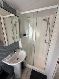 Horseshoe Lakes 43 with HOT TUB - Pet friendly and Wifi - Meadow Lakes Caravan & Lodge Hire
