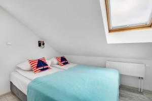 Dwupoziomowy Apartament w Nadmorskim Klimacie z Balkonem by Noclegi Renters