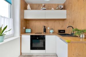 Dwupoziomowy Apartament w Nadmorskim Klimacie z Balkonem by Noclegi Renters