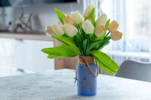 Dwupoziomowy Apartament w Nadmorskim Klimacie z Balkonem by Noclegi Renters