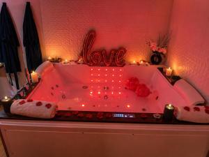 Love Room - Balnéo 4 places - King Size - Jardin privatif - Tarif dégressif plus de 1 nuit