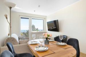 Bright & Modern Apartment with Balcony and Seaview by Noclegi Renters