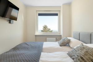 Bright & Modern Apartment with Balcony and Seaview by Noclegi Renters