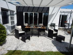 Wunderschoenes-freistehendes-Ferienhaus-an-der-See-Sauna-Strand-Yachthafen-WLAN