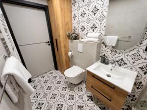 Ferro Heritage Apartment - Design Loft in Renovated Historic Tenement, Old Town Poznań