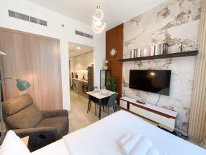 Modern Cozy Studio in Azizi Riviera-10