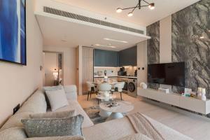 Airstay - Designer 1BR - Walk to DMCC Metro - Monthly Offer Available!