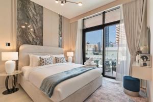 Airstay - Designer 1BR - Walk to DMCC Metro - Monthly Offer Available!