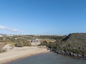 Aeora Villa - Shoreline Getaway by etouri