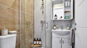 Tower Road Apartments & Penthouse with Heated Jacuzzi