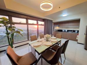GOUTEI Homestay - The Radiance Manila Bay 2BR Comfortably Spacious, Pet Friendly, Free Parking, Near CCP, PICC ,Star City and MOA