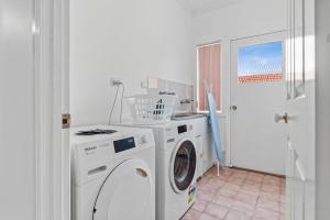 Spacious Group Getaway with Home Office and Full Air Conditioning
