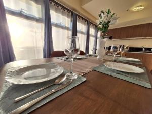 GOUTEI Homestay - The Radiance Manila Bay 2BR Grand unit, Pet Friendly, Free Parking, Near MOA, Airport, PICC, Star City and CCP