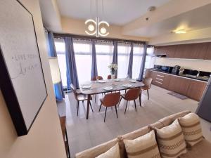 GOUTEI Homestay - The Radiance Manila Bay 2BR Grand unit, Pet Friendly, Free Parking, Near MOA, Airport, PICC, Star City and CCP