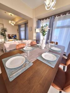 GOUTEI Homestay - The Radiance Manila Bay 2BR Grand unit, Pet Friendly, Free Parking, Near MOA, Airport, PICC, Star City and CCP