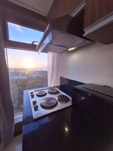 GOUTEI Homestay - The Radiance Manila Bay 2BR Grand unit, Pet Friendly, Free Parking, Near MOA, Airport, PICC, Star City and CCP