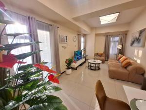 GOUTEI Homestay - The Radiance Manila Bay 3BR Family Sized, Pet Friendly, Free Parking, Near MOA, WTC, Star City and PICC