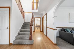 Large 5 Bedroom Family Home with 3 Bathrooms Quiet and Comfortable