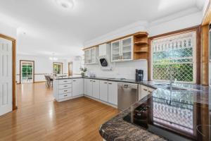 Large 5 Bedroom Family Home with 3 Bathrooms Quiet and Comfortable