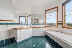 Large 5 Bedroom Family Home with 3 Bathrooms Quiet and Comfortable