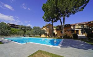 Olive Garden Garda - pool & view