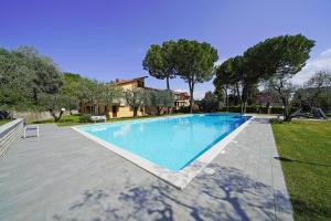 Olive Garden Garda - pool & view