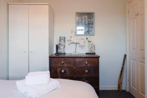 The Artists Abode by Sheppey Stays - Spacious Stay in Faversham - Central Location & Parking - Family & Contractor Friendly