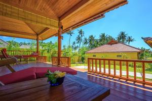 Peaceful Garden Villa 2, Steps to Coral Reef