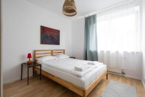 Spacious Apartment with Garden in the Tri-City by Noclegi Renters