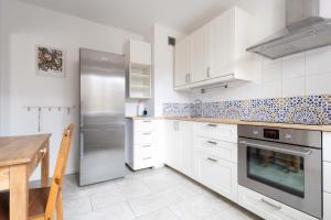 Spacious Apartment with Garden in the Tri-City by Noclegi Renters