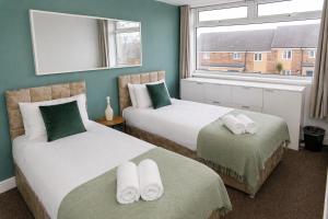 Spacious, Modern and stylish three bedroom home , perfect for work , leisure and contractors ,5 mins walk to Newcastle city Center, Newcastle stadium and Newcastle University, Free parking Fast WiFi, conveniently located both short stay and long stay