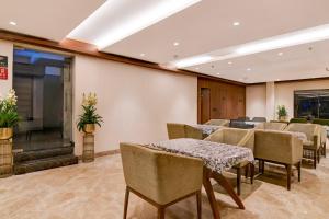 Super Townhouse Oak DLF Newtown Bus Terminal