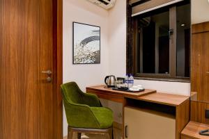 Super Townhouse Oak DLF Newtown Bus Terminal