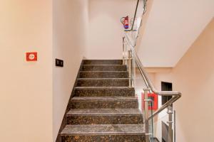 Super Townhouse Oak DLF Newtown Bus Terminal