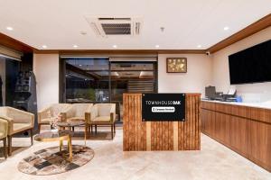 Super Townhouse Oak DLF Newtown Bus Terminal
