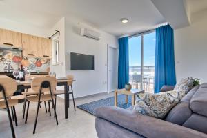 Tower Road Apartments & Penthouse with Heated Jacuzzi