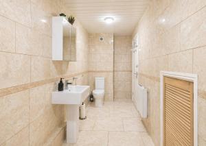 Spacious, Modern and stylish three bedroom home , perfect for work , leisure and contractors ,5 mins walk to Newcastle city Center, Newcastle stadium and Newcastle University, Free parking Fast WiFi, conveniently located both short stay and long stay
