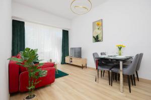 City Apartment with Two Bedrooms Near the Metro in Warsaw by Noclegi Renters