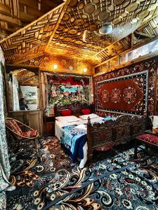 Houseboat young Minar