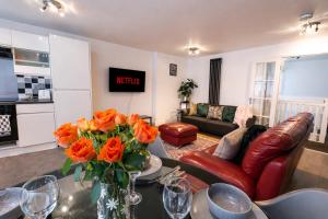 Spacious, Modern and stylish three bedroom home , perfect for work , leisure and contractors ,5 mins walk to Newcastle city Center, Newcastle stadium and Newcastle University, Free parking Fast WiFi, conveniently located both short stay and long stay