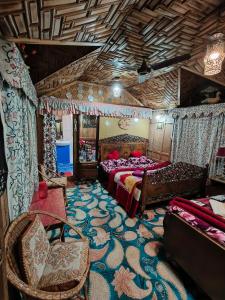 Houseboat young Minar