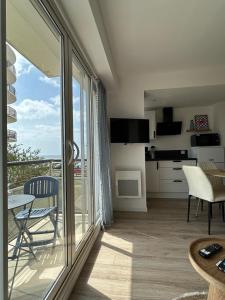 Agréable studio vue latérale mer