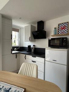 Agréable studio vue latérale mer