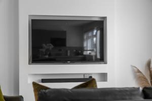 Modern 2-BR Sleeps 4 Near Edinburgh Parking