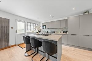Modern 2-BR Sleeps 4 Near Edinburgh Parking