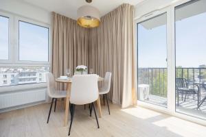 Air-conditioned Apartment with Parking and Balcony by Noclegi Renters