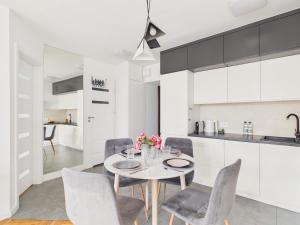 Platinum View Warsaw Apartment by Solarento