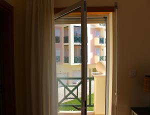 Mar à Vista - Sea View Apartment 10min Walk to the Beach with Balcony & Parking