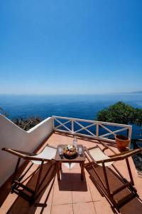 Sea view house by Tinosstay