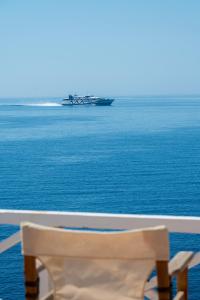 Sea view house by Tinosstay